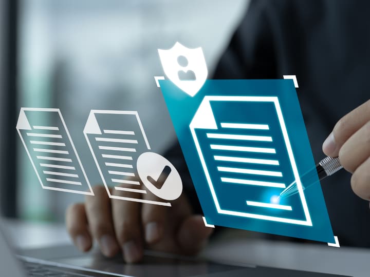 Persoană semnând electronic documente pe laptop